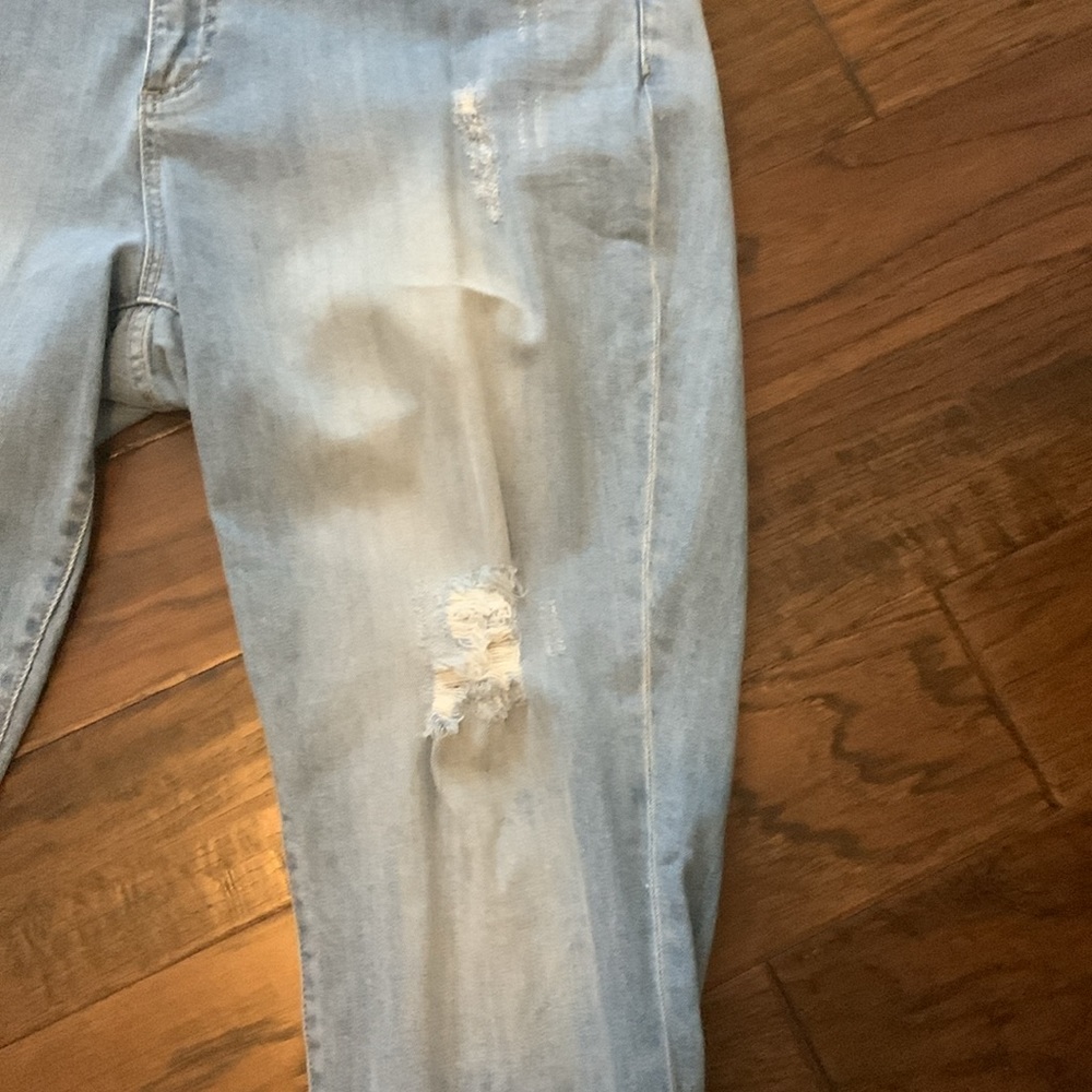 NWOT.  Light wash slouchy boyfriend cut distressed jeans with rolled cuffs. - Picture 9 of 15